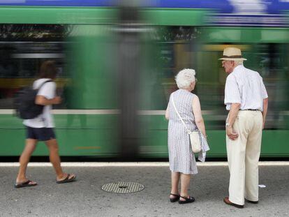 Una pareja de ancianos en la estaci&oacute;n de tren en Basilea. 