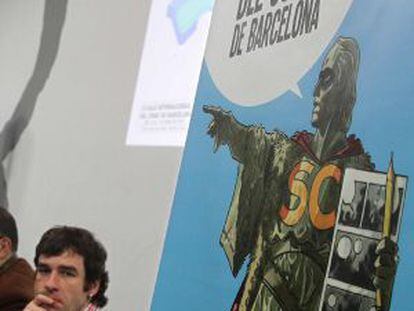 El ilustrador Jordi Lafebre junto al cartel que ha realizado para el salón del Cómic de Barcelona: un Colón con antifaz y capa roja.