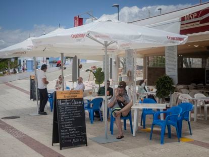 Un chiringuito del paseo marítimo de la playa de Matalascañas (Huelva), en el inicio de la temporada alta.