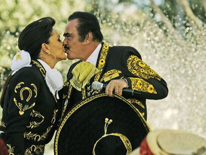 El cantante mexicano Vicente Fernández se encuentra con la presentadora de televisión Mara Patricia Castañeda durante la presentación de la nueva telenovela mexicana "Fuego en La Sangre" en el rancho Tres Potrillos en las afueras de Guadalajara en enero de 2008.
