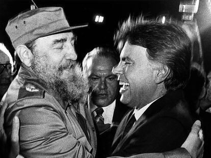 Felipe González es recibido por Fidel Castro en su viaje oficial a Cuba, en La Habana el 14 de noviembre de 1986.