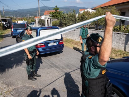 Agentes de la Guardia Civil en Valga (Pontevedra), acordonan la zona en donde se cometió un crimen de violencia de género en septiembre de 2019.