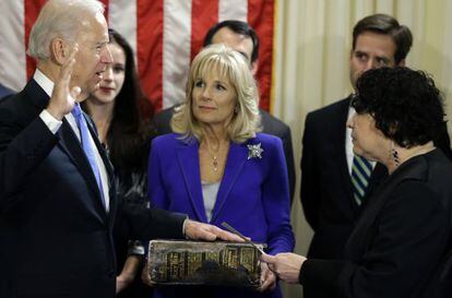 La juez del Tribunal Supremo, Sonia Sotomayor, toma juramento al vicepresidente de EE UU, Joe Biden.