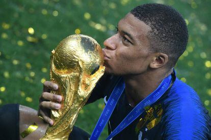 Kylian Mbappé besa el trofeo de la Copa del Mundo. 