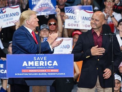 El expresidente Donald Trump aplaude al candidato republicano a gobernador de Pensilvania, Doug Mastriano, en un mitin en Wilkes-Barre, el pasado 3 de septiembre.