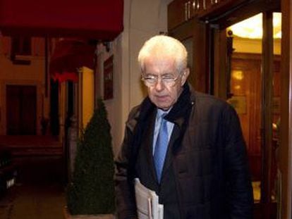 Mario Monti sale de un hotel romano la noche del jueves.