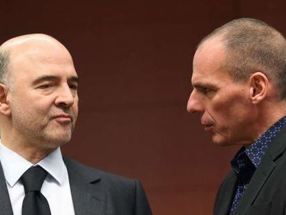 El Comisario Pierre Moscovici junto al ministro griego, Yanis Varoufakis.