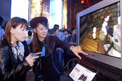 Una usuaria prueba un juego de la consola PlayStation2 en una muestra organizada en Tokio en 2001.