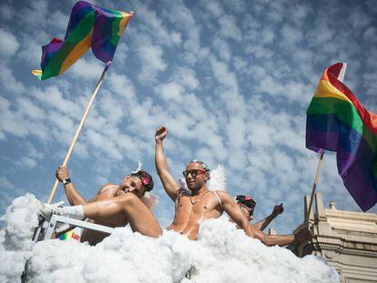 Dos nois ballen en una carrossa durant el Pride Barcelona