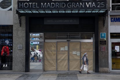 Una monja pasa este jueves por delante del Hotel Gran Vía 25, en Madrid.