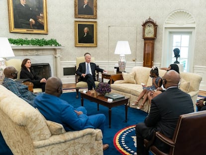 La reunión entre Joe Biden, presidente de EE UU, y la familia de George Floyd, en la Casa Blanca, este martes.