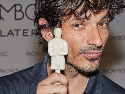 El modelo Andrés Velencoso, con el helado creado por Jordi Roca.