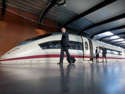 Un tren de Alta Velocidad en la estación de Atocha de Madrid.