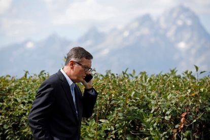 El vicepresidente de la Fed, Richard Clarida, habla por teléfono durante la reunión de Jackson Hole de agosto de 2019.