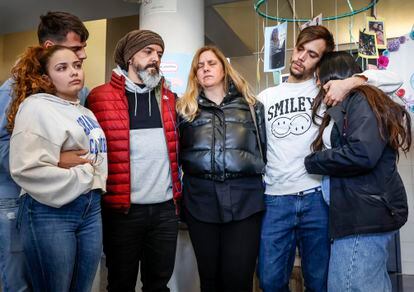 Los padres de Emma, Ramón Martínez y Beatriz Gascón, con sus dos hijos y sus parejas, en el vestíbulos del instituto, este viernes
