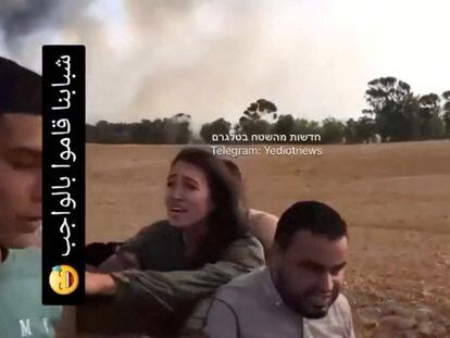 Imagen de un vídeo publicado en redes sociales en la que se ve a Noa Argamani, cuando es secuestrada por terroristas de Hamás el pasado sábado.
