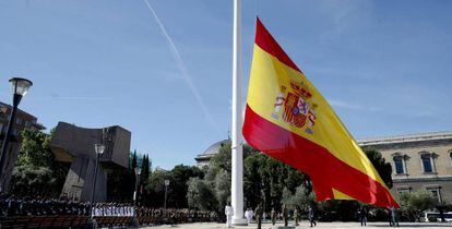 Izado de la bandera de la plaza de Col&oacute;n en Madrid de hoy.