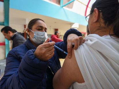 Una mujer es vacunada en Toluca (Estado de México), el 2 de enero.