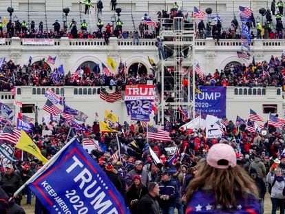 Partidarios de Trump, durante la toma del Capitolio, el 6 de enero de 2021.