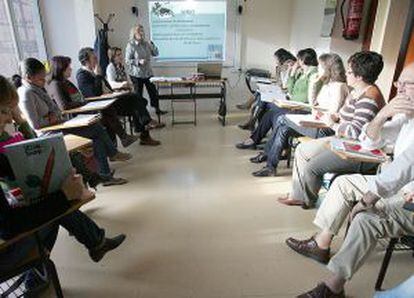 Alumnos acuden a una clase en el 'euskaltegi' Juan Mateo Zabala en Bilbao.