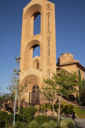 La parroquia de Santa María de Caná, en Pozuelo de Alarcón, ha merecido menciones de la revista estadounidense Architectural Digest por su singular diseño.