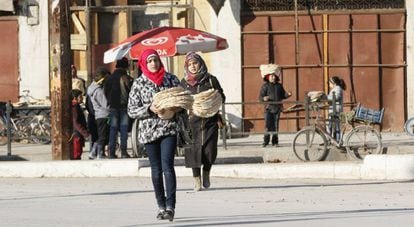 Mujeres compran pan en la ciudad de Alepo (Siria), el pasado jueves.