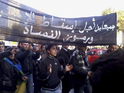Manifestantes portan una pancarta con un mensaje anticorrupci&oacute;n en una marcha en ayer en Oujda, en celebraci&oacute;n del primer aniversario del Movimiento 20 de febrero, que tuvo su origen en la Primavera &Aacute;rabe.