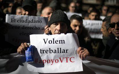 Trabajadores del sector de las VTC protestan delante de la conselleria de Territorio y Sostenibilidad contra el decreto ley que el govern planea aprobar hoy para regular a Uber y Cafiby.