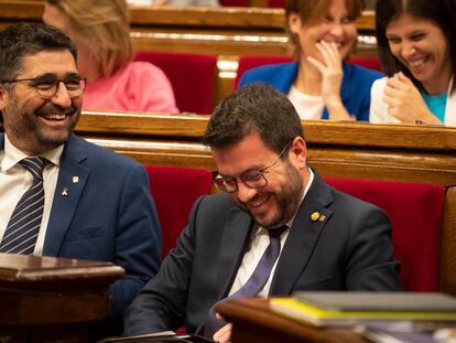 El vicepresidente de la Generalitat y 'conseller' de Políticas Digitales e Infraestructuras, Jordi Puigneró, y el presidente de la Generalitat, Pere Aragonès, en la primera sesión del debate de política general, este martes, en el Parlamento catalán.