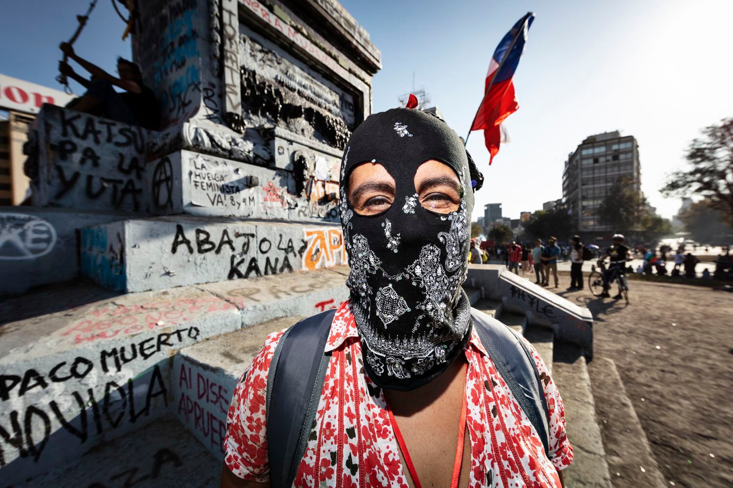 Mujeres chilenas confeccionan sus capuchas como símbolo de su protesta por la igualdad.