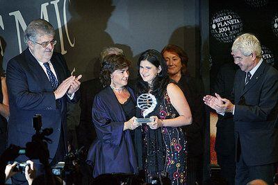 Carmen Calvo entrega el premio a Lucía Etxebarría (en el centro), ante José Manuel Lara y Pasqual Maragall.