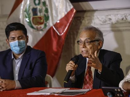 El ahora ex primer ministro de Perú Aníbal Torres, a la derecha, durante una conferencia de prensa en junio pasado.