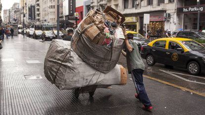 Un hombre recolecta cartón en Buenos Aires, Argentina.