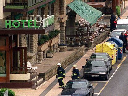 Fachada del hotel Los Tamarises, en Getxo ( Vizcaya) , tras la explosión de la bomba colocada por ETA en 2003.