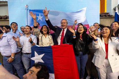 José Antonio Kast con otros integrantes del partido Republicanos, tras la derrota del plebiscito constitucional de diciembre 2023.