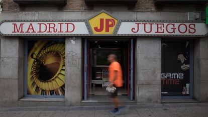 La entrada de Madrid JP, una de las casas de apuestas en el Puente de Vallecas, en Madrid.