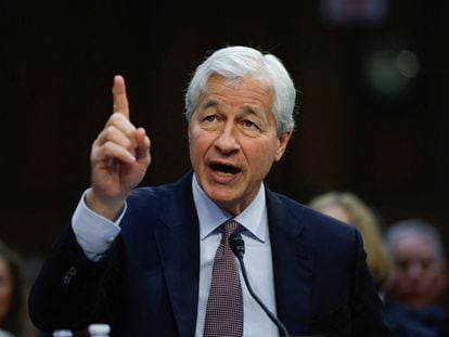 El presidente y consejero delegado de JPMorgan Chase, Jamie Dimon, en una comparecencia en el Senado de Estados Unidos, en diciembre.