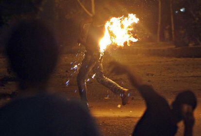 Un opositor de Morsi resulta quemado por el c&oacute;ctel molotov que intentaba lanzar durante los disturbios callejeros tras la manifestaci&oacute;n de El Cairo.