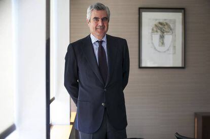 Miguel Matossian posa despu&eacute;s de la entrevista en la sede de Credit Suisse en Madrid