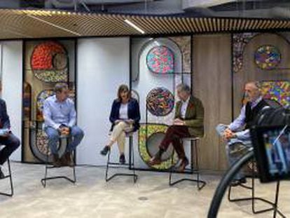 José Manuel Jiménez (Santalucía); Ramón Castro (profesor de secundaria); Emma Marín (Santalucía); José Antonio Herce (LoRIS); y Mariano Fernández-Enguita (UCM), en la presentación del documental.