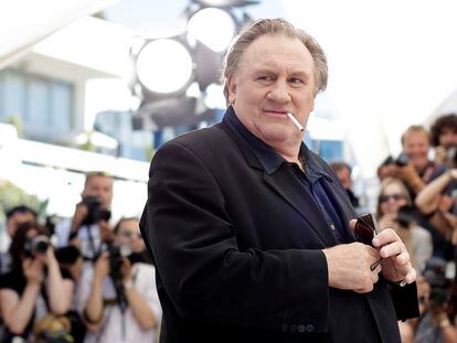 Gerard Depardieu posa para los medios gráficos en Cannes el 22 de mayo de 2015.