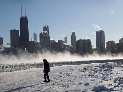 Un hombre camina por la orilla del lago Míchigan en Chicago.