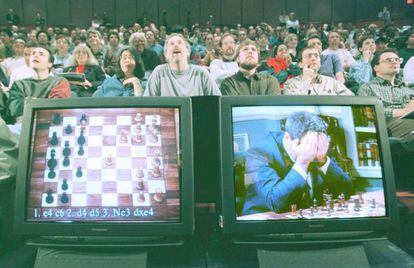Kasparov, con gesto de cansancio, aparece en los monitores observado por el público, durante la sexta y última partida. El enfrentamiento fue ganado por la máquina.