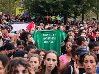 Manifestación en apoyo de Palestina en París, este jueves, pese a la prohibición del Ministerio del Interior francés a todas las movilizaciones propalestinas.