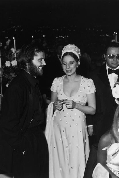 En la edición de 1970 Barbra Streisand entregaba el premio a mejor actor y participaba en 'Hello Dolly', una de las cintas nominadas a mejor película. Para la ocasión escogió un vestido rosa, con casquete a juego, de Arnold Scaasi.