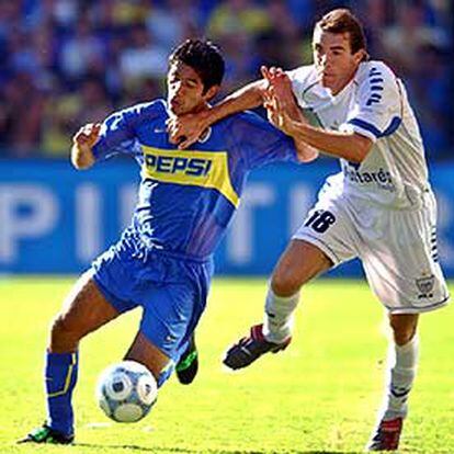 Vargas, del Boca, pugna con Somoza, del Vélez, en un partido de la Liga.
