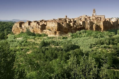 Encaramada sobre una montaña de toba volcánica, rodeada de murallas y dominada por un acueducto construido sobre dos arcos gigantes, esta localidad de origen etrusco que albergó una nutrida comunidad judía es también conocida como la Piccola Gerusalemme (Pequeña Jerusalén). Junto al acueducto se encuentra el castillo de Orsini y su museo de arte etrusco.