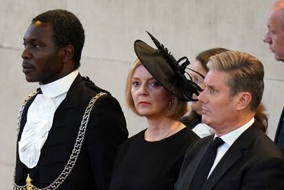La primera ministra del Reino Unido, Liz Truss, y el líder de la oposición laborista, Keir Starmer, en el servicio religioso celebrado este miércoles en Westminster Hall (Londres)