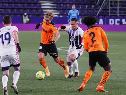 Daniel Wass y Roque Mesa pugnan por un balón en el estadio José Zorrilla.