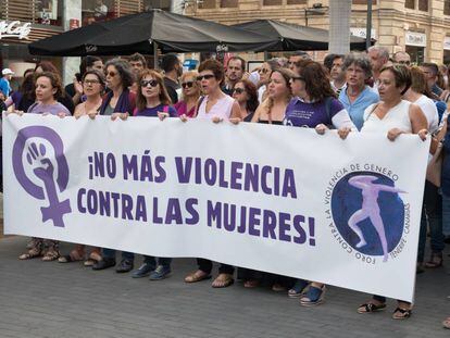 Decenas de personas se concentran en Tenerife para repudiar el “crimen machista” de la familia hallada muerta en La Orotava. En vídeo, declaraciones de Elena Máñez, delegada del Gobierno en Canarias.